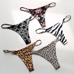Tangas estampadas con diseño de animales y flores.