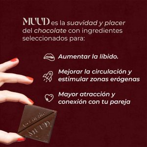 Mano sosteniendo chocolate MUUD sobre fondo rojo